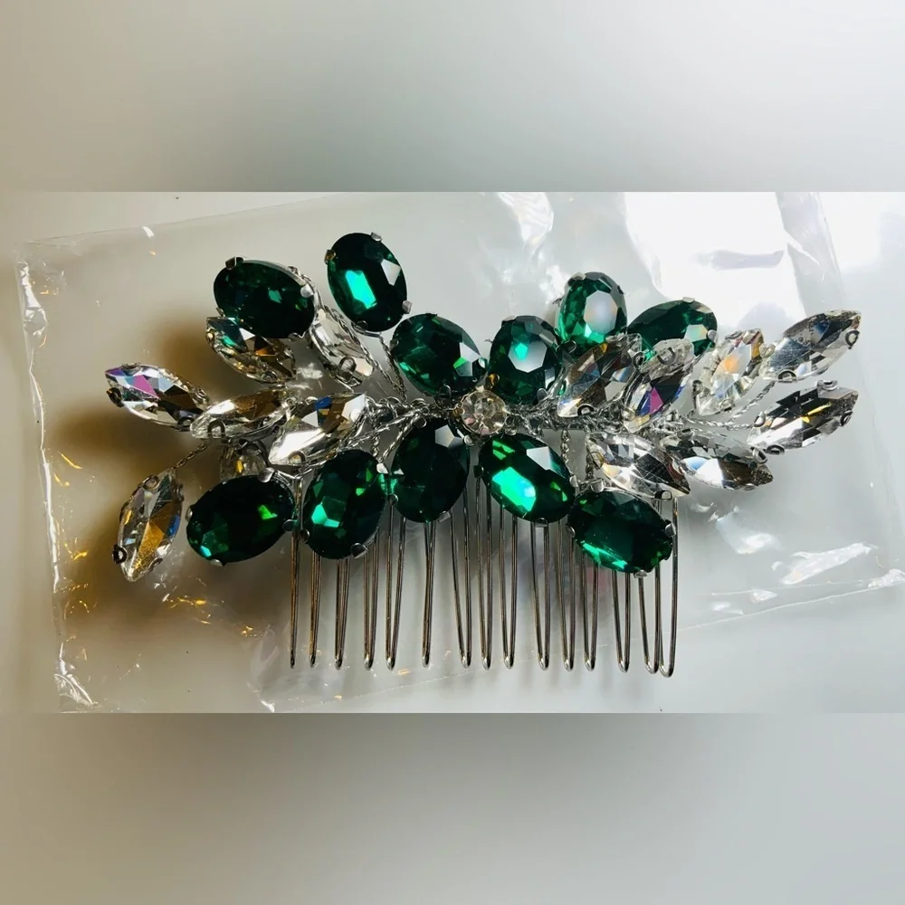Elegant Hair Comb Features Stunning Emerald-green